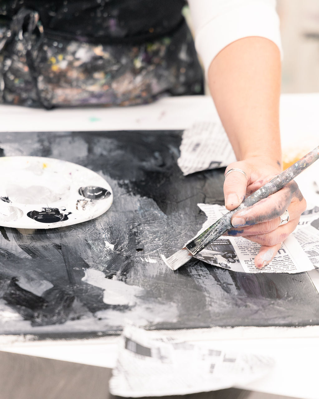 Les blancs, les noirs, les gris, le papier journal et la texture en technique mixte