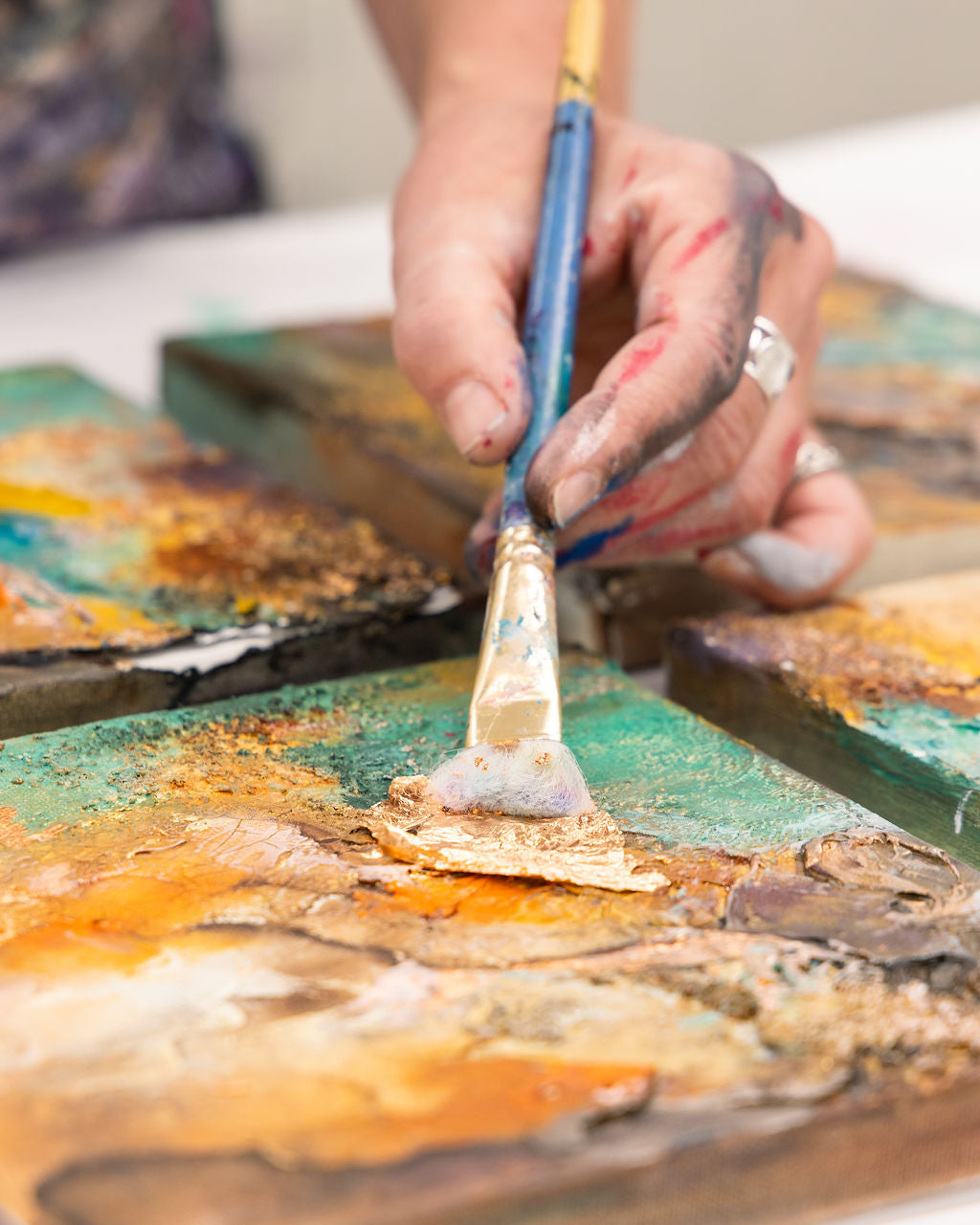 Quadriptyque: papier aluminium, feuille d’or et effets cuivrés en technique mixte