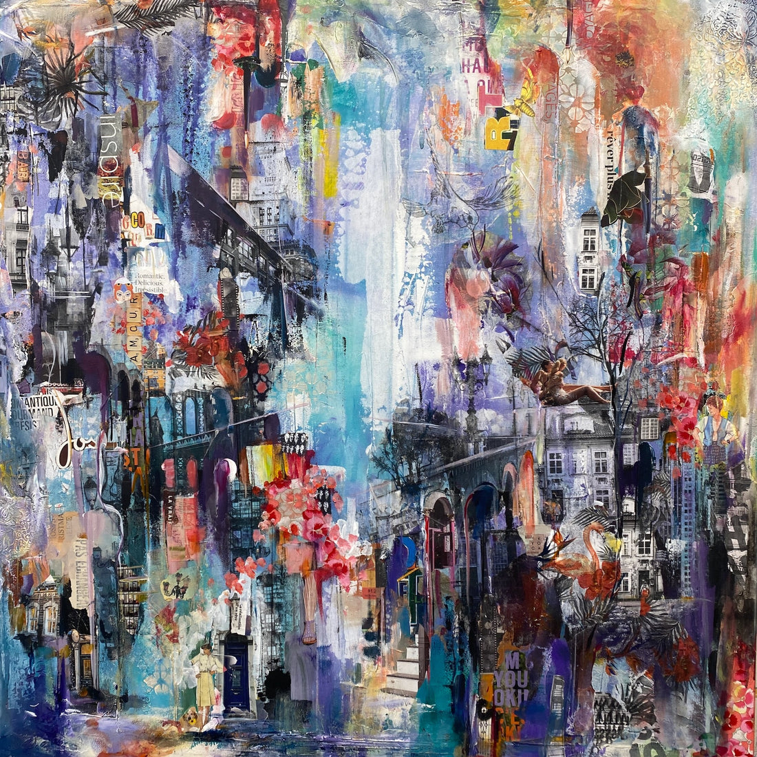 L'arrière scène de la réalisation d'une oeuvre en peinture acrylique et en technique mixte